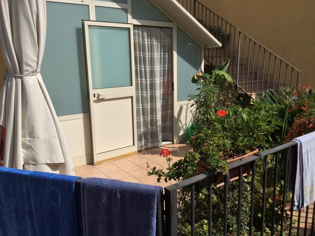 Cozy Apartment By The Sea Acireale Eksteriør billede