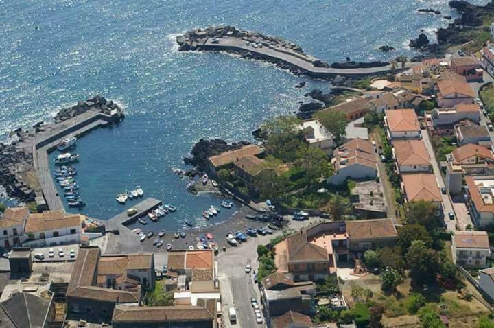 Cozy Apartment By The Sea Acireale Eksteriør billede