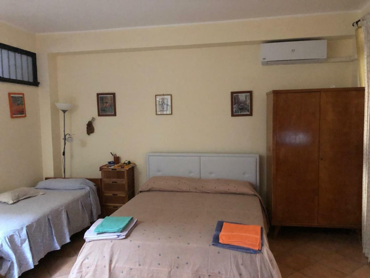 Cozy Apartment By The Sea Acireale Eksteriør billede